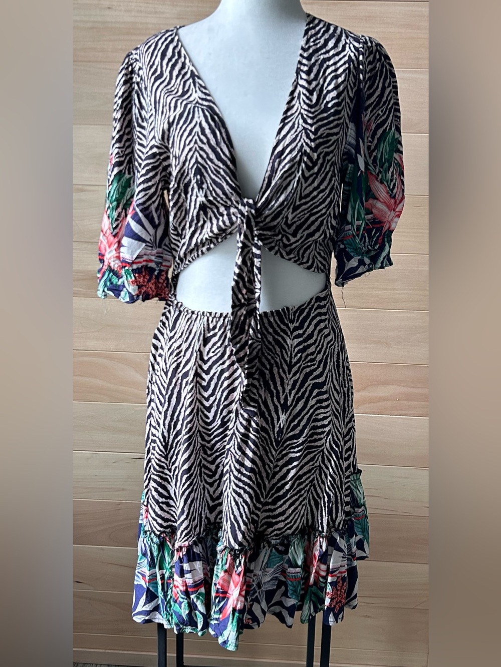 Jaase Black & White Zebra-Print Mini Dress size Medium Floral Trim zebra tie up